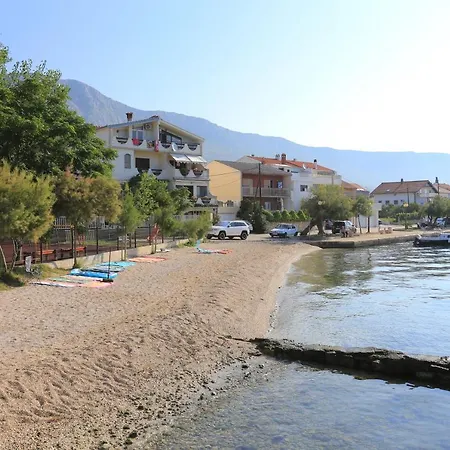 Apartamento With A Parking Space Kastel Gomilica, - 15563