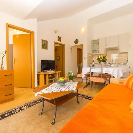 Apartamento With A Parking Space Kastel Gomilica, - 15563