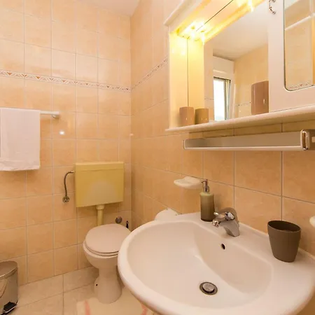 With A Parking Space Kastel Gomilica, - 15563 Appartement *